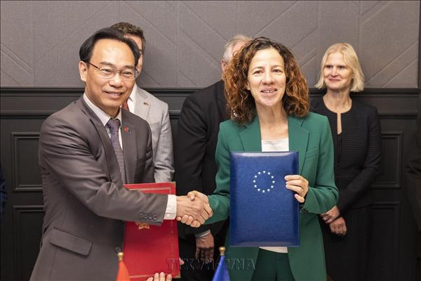 Vietnam, EU sign Letter of Intent on Education and Training