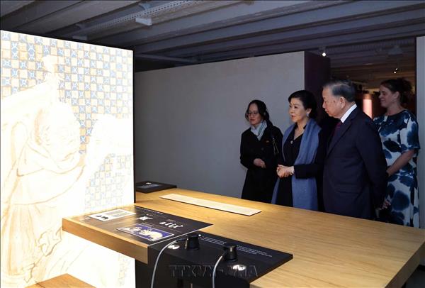 トー・ラム書記長・国家主席夫妻、ベルギー王立図書館を訪問し書籍を寄贈