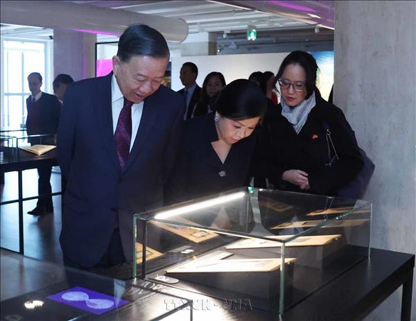 또 럼 당 서기장‧국가주석 내외, 벨기에 왕립도서관 방문 및 도서 기증