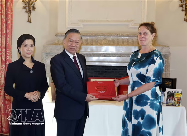 苏林总书记、国家主席及夫人访问比利时皇家图书馆并赠书