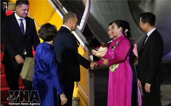 Le Premier ministre polonais arrive à Da Nang pour une visite officielle au Vietnam