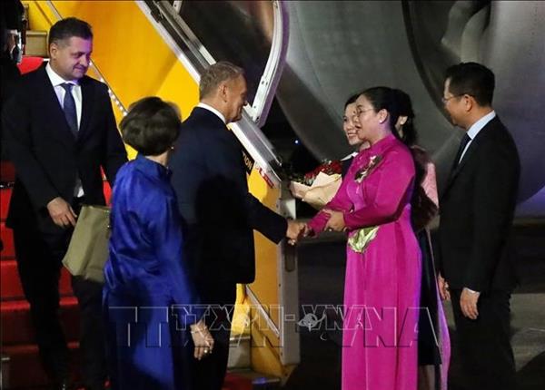 ນາ​ຍົກ​ລັດ​ຖະ​ມົນ​ຕີ ສ.ໂປ​ໂລຍ ມາ​ຮອດ​ດ່າ​ນັ້ງ, ເລີ່ມ​ຕົ້ນ​ການ​ຢ້ຽມ​ຢາມ ຫວຽດ​ນາມ​ຢ່າງ​ເປັນ​ທາງ​ການ