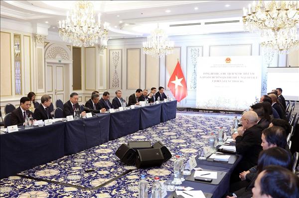Top leader meets Vietnamese intellectuals in Belgium, Luxembourg