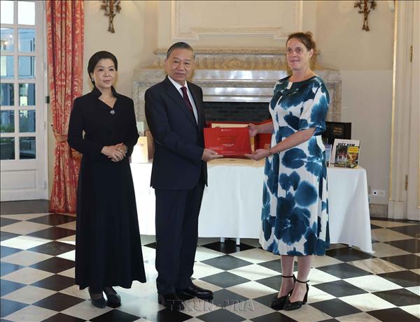 Top Vietnamese leader, his spouse present books to Royal Library of Belgium