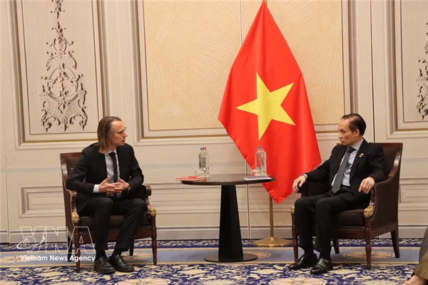 越南外交部长黎怀忠会见比利时劳动党副总书记本杰明·佩斯蒂奥