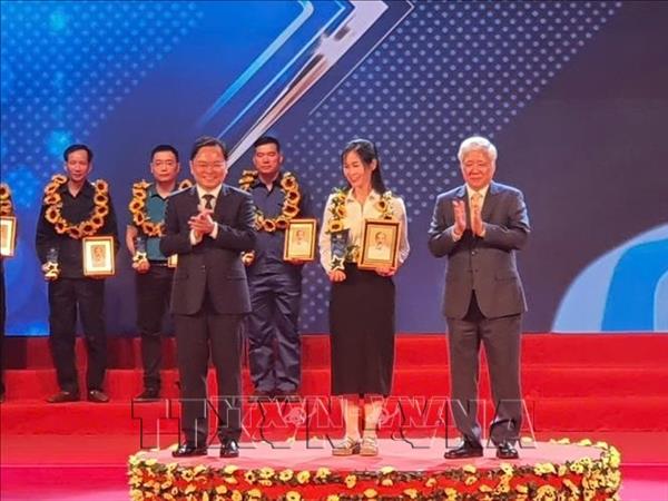 ຍ້ອງ​ຍໍ​ສັນ​ລະ​ເສີນ​ກຳ​ມະ​ກອນ​ຫວຽດ​ນາມ​ດີ​ເດັ່ນ 10 ຄົນ​ໃນ​ທົ່ວ​ປະ​ເທດ ປີ 2026