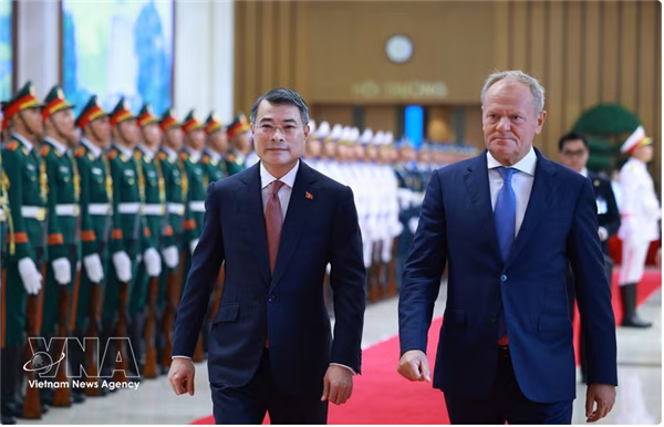 Le Premier ministre vietnamien accueille son homologue polonais à Hanoï