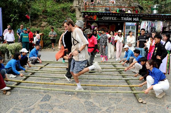 Dốc Thẩm Mã nhộn nhịp mùa du lịch Cao nguyên đá