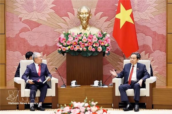 越南国会主席陈青敏会见韩越友好协会主席李辛贾
