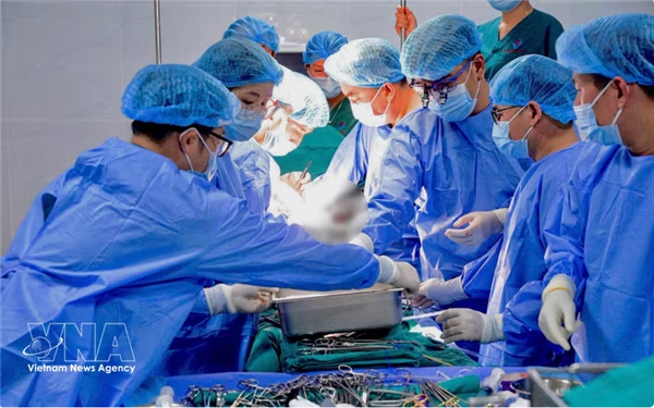LHôpital central de Huê établit un record : un rein conservé 18 heures avant une transplantation à longue distance
