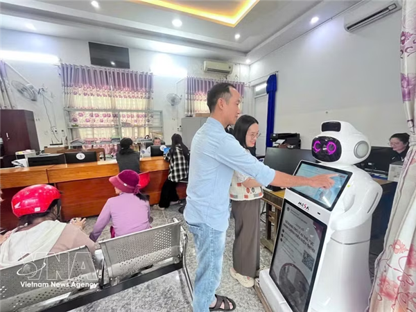 广治省引入人工智能机器人 助力办理行政手续