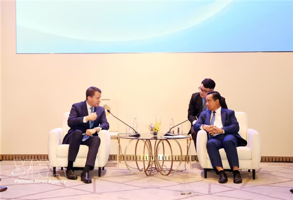 胡志明市领导会见世界经济论坛执行董事