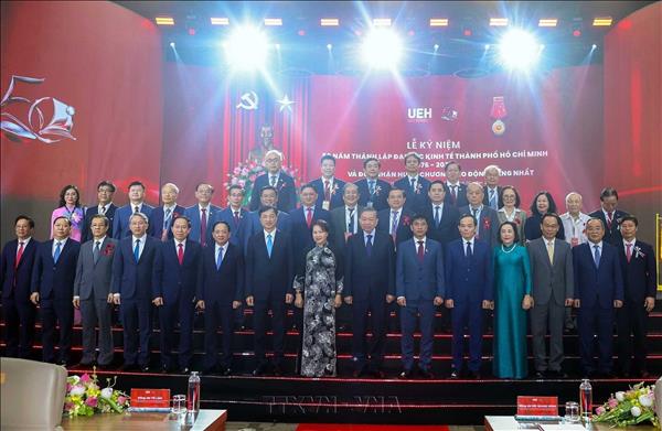 Top leader urges economics university to develop high-quality human resources, nurture talent