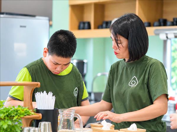 Hành trình chạm nghề của người trẻ tự kỷ tại quán cafe đặc biệt