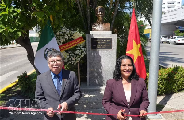 Mexique : le buste rénové du Président Ho Chi Minh à Acapulco à lhonneur dans la presse