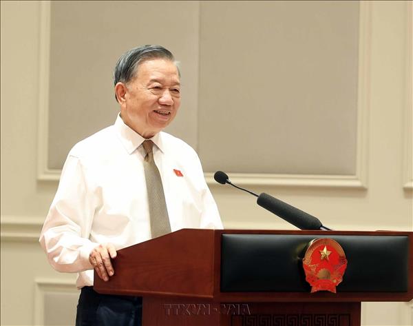 Máximo dirigente de Vietnam llama a las diputadas a reforzar su papel en el desarrollo nacional