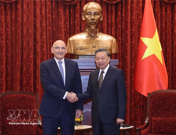 越共中央总书记、国家主席苏林会见阿塞拜疆总统特使埃尔欣·阿米尔贝科夫