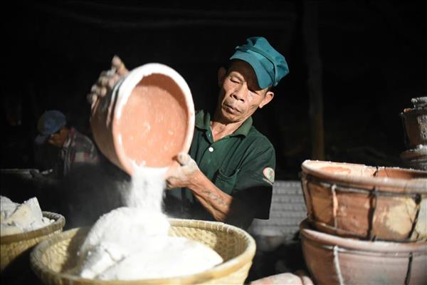  Phát triển nghề muối Tuyết Diêm gắn với du lịch cộng đồng