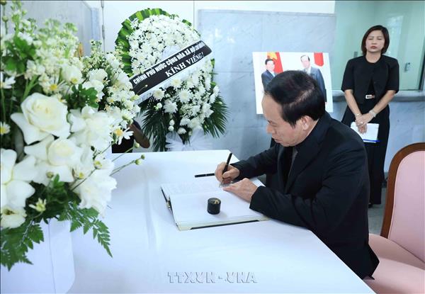 Phó Thủ tướng Lê Tiến Châu ghi sổ tang Nguyên Thủ tướng Nhật Bản Fukuda Yasuo