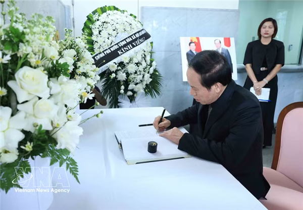 Dirigente vietnamita rinde homenaje al exprimer ministro japonés Fukuda Yasuo