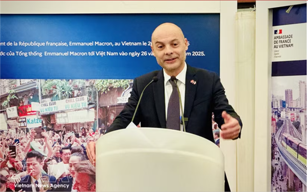 Lambassadeur français Didier Le Bret souligne le développement confiant et ouvert du Vietnam