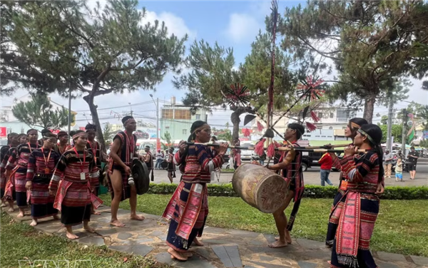 Gia Lai vibre au rythme des gongs et des fleurs