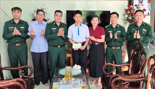 Tiếp nối nghĩa tình đồng đội, chăm lo con của các liệt sĩ Biên phòng
