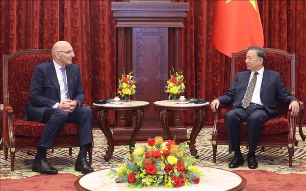 Top leader receives Azerbaijani presidential envoy