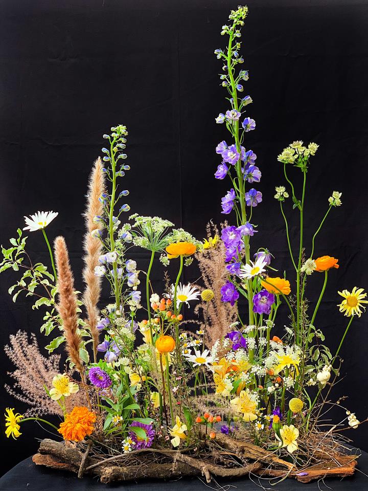 ガラスキャビネットに花を生けるユニークな芸術
