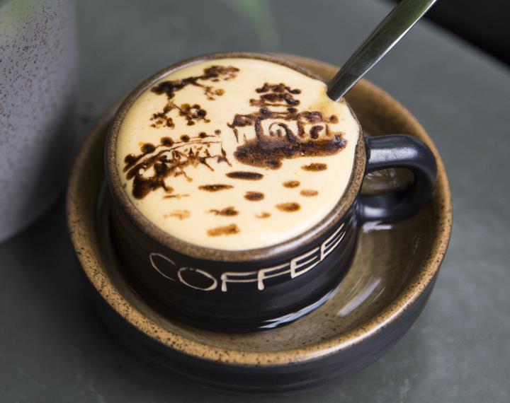 エッグコーヒーにミニチュアハノイの風景