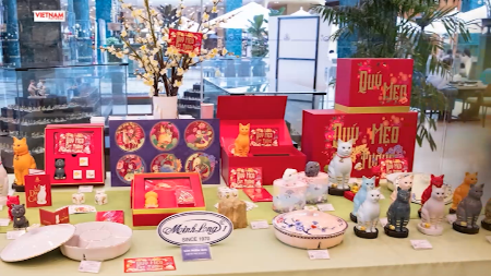 រូបសំណាក់សត្វឆ្មា ជាមួយនឹងសារសុភមង្គល