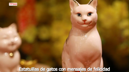 Estatuillas de gatos con mensajes de felicidad