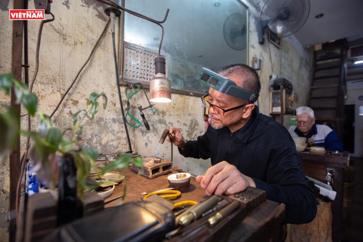 Tiệm kim hoàn nhỏ giữa lòng phố lớn