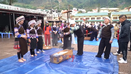 Pounding glutinous rice cake contest adds festive flair to Mu Cang Chai