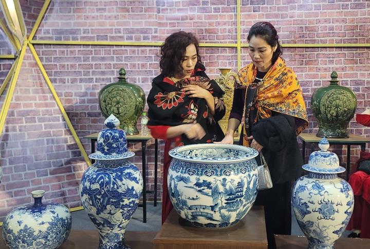 Nghệ thuật Bát Tràng kể câu chuyện tinh thần Việt 