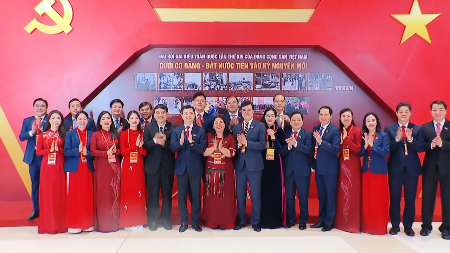 Exposition photographique de la VNA: Le rôle du Parti dans la transition vers une nouvelle ère