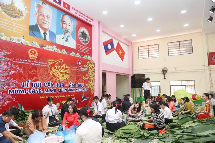 在老挝传播越南传统春节饮食文化之美