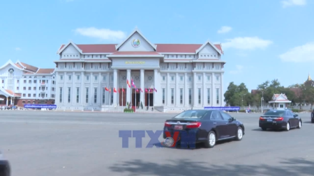 越南国会主席陈青敏会见老挝国会主席赛宋蓬·丰威汉