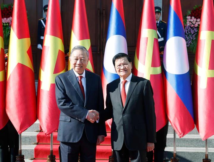 Party chief briefs Laos on outcomes of 14th National Congress