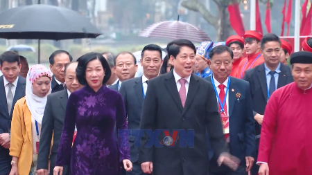 ປະທານປະເທດ ແລະ ຊາວ ຫວຽດນາມ ທີ່ອາໄສຢູ່ຕ່າງປະເທດ ເຂົ້າຮ່ວມພິທີຖະຫວາຍທູບຢູ່ອານຸສາວະລີ ອົງກະສັດ ຫຼີຖ໋າຍໂຕ໋ ແລະ ວິຫານ ຫງອກເຊີນ