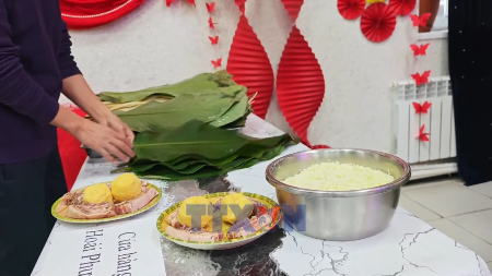 Overseas Vietnamese in remote Russia celebrate Tet with chung cake wrapping