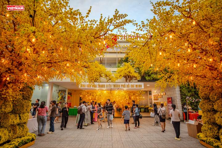 Tp. Hồ Chí Minh rực rỡ sắc màu Tết Bính Ngọ