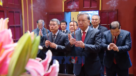 ສະຫາຍ ເລຂາທິການໃຫຍ່ ຖະຫວາຍທູບທຽນ ເພື່ອລະນຶກເຖິງບັນພະຊົນ ແລະ ປະທານ ໂຮ່ຈີມິນ