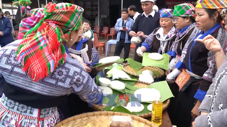 Le concours de pilonnage de gâteaux de riz gluant ajoute une touche festive à Mu Cang Chai
