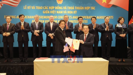 당서기장, 베트남-미국 계약 및 협력 협정 체결 및 교환식 참관