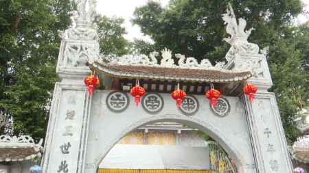 独具特色的宁平省广宫祠圣母柳杏雕像