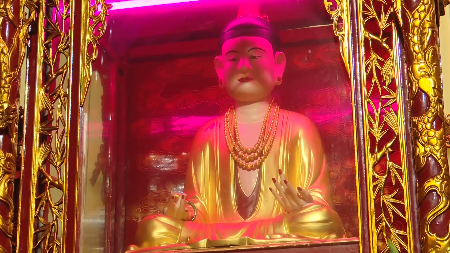 Estatua única de la Diosa Madre en la escultura vietnamita