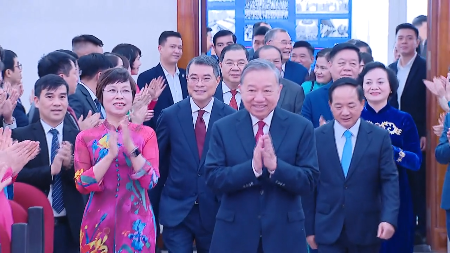 Le secrétaire général To Lam rend visite à lAgence vietnamienne dInformation