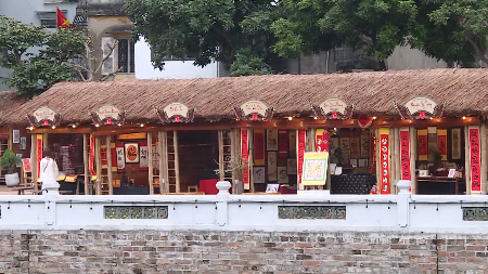 ភ្ញៀវទេសចរបានសម្រុកទៅទស្សនាតំបន់ប្រវត្តិសាស្ត្ររបស់រដ្ឋធានីហាណូយក្នុងអំឡុង ពេលបុណ្យតេ