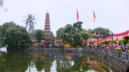 新春出游 民众踊跃前往镇国寺烧香祈福